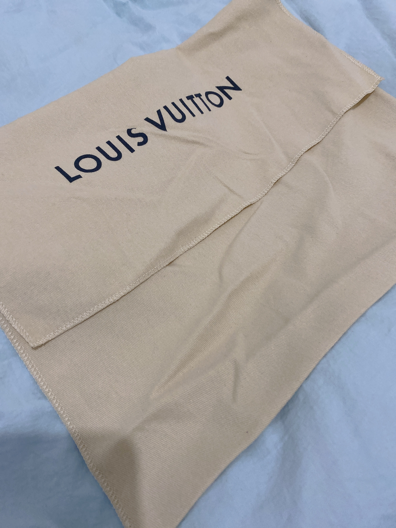 LV最新防塵袋，時(shí)尚界的秘密武器，保護(hù)你的珍貴物品不受塵埃侵?jǐn)_??