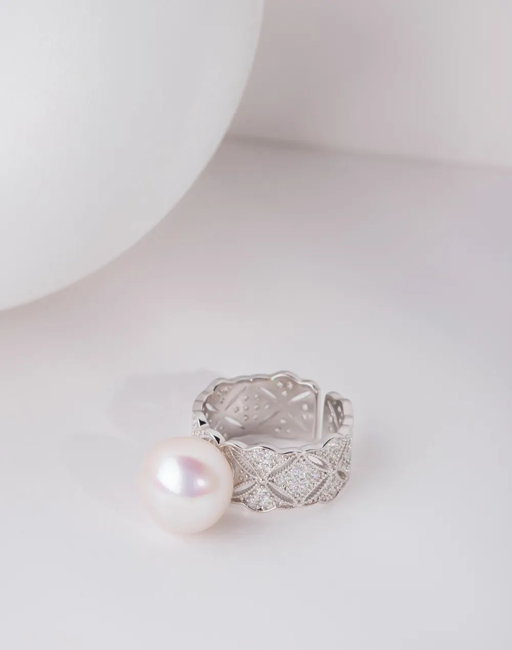 2024最新款戒指,探索小巷中的寶藏，2024最新款戒指