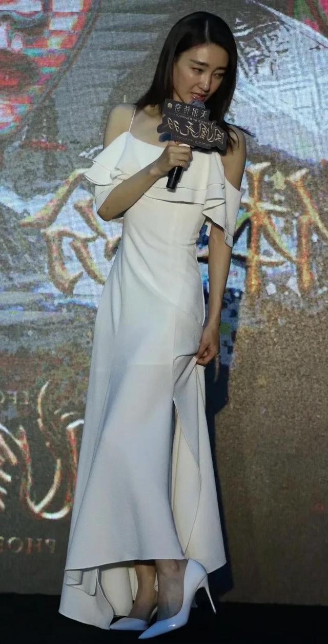 王麗坤最新發(fā)布會(huì)驚艷亮相，星光閃耀的瞬間