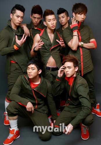 韓國(guó)2PM組合最新動(dòng)態(tài)，小巷音樂(lè)風(fēng)暴與隱藏小店探秘