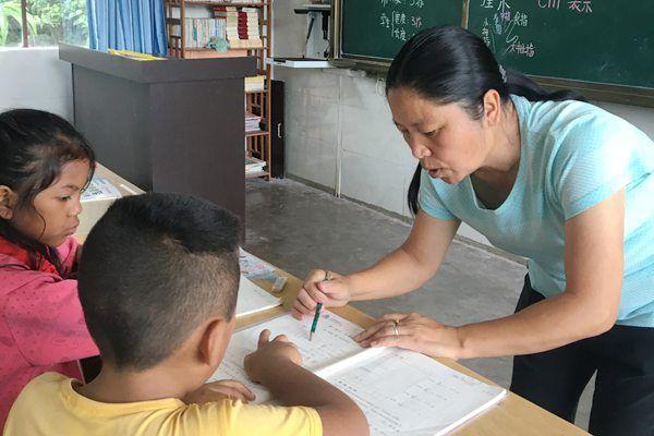 張老師，教育領(lǐng)域的璀璨新星閃耀教育界的光輝典范
