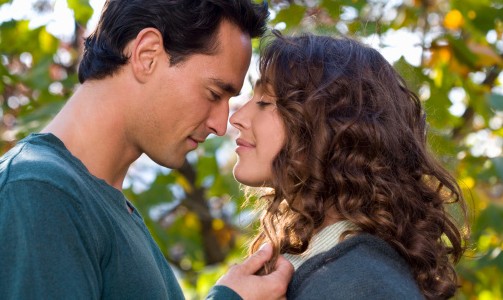 時代變遷下的新型親吻，情感表達(dá)的新方式