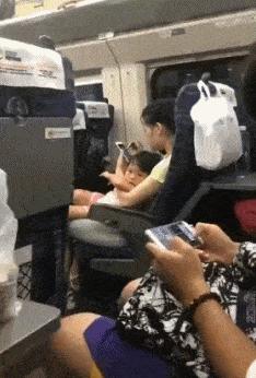 最新地鐵男必備神器，高科技伴侶引領(lǐng)未來出行風(fēng)潮