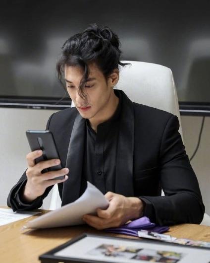 張演員男的舞臺(tái)與熒屏之旅，學(xué)習(xí)成長(zhǎng)與自信光芒的展現(xiàn)