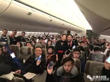 藍(lán)航空姐王靜新篇章，翱翔天際的溫暖使者，展現(xiàn)職業(yè)風(fēng)采與愛心傳遞