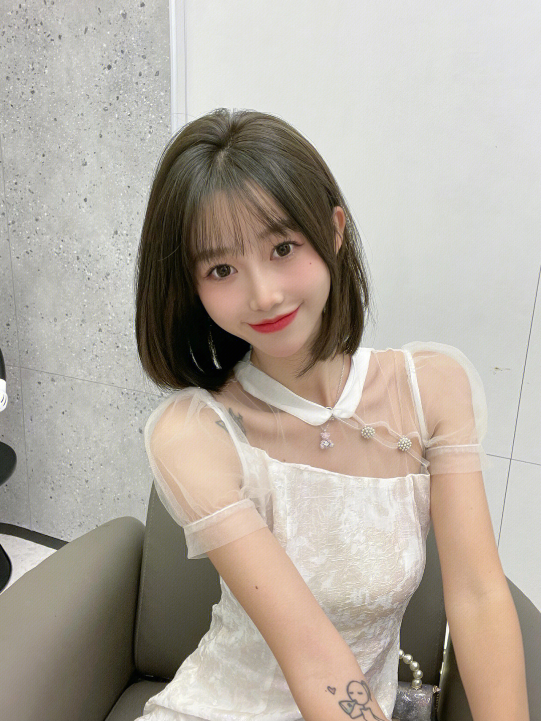 最新中短發(fā)發(fā)型圖片女,最新中短發(fā)發(fā)型圖片女，小巷深處的時(shí)尚秘密