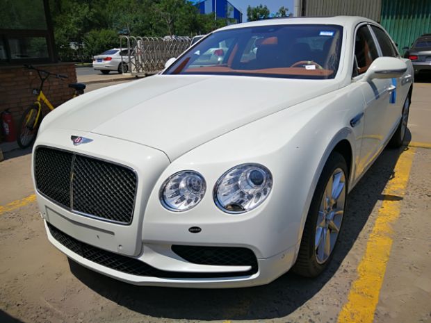 最新款賓利，奢華與科技的完美融合